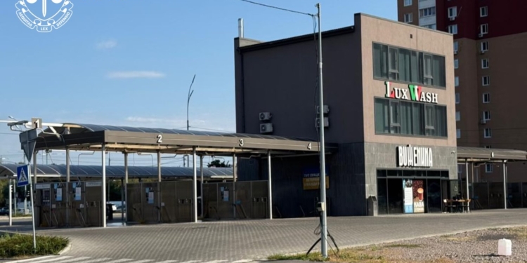 Директор товариства побудував автомийку на чужій землі