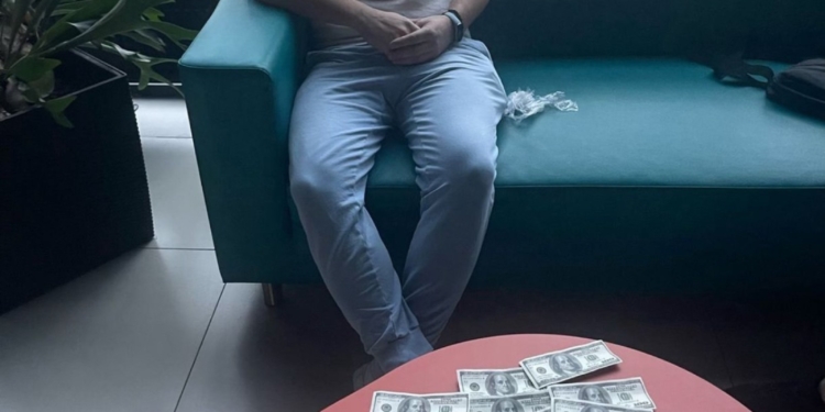 Керівник організації незаконно вивіз киянина за кордон