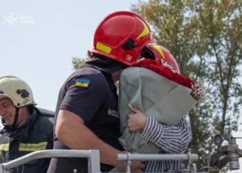 Рятувальник освідчився своїй коханій з пожежної автодрабини