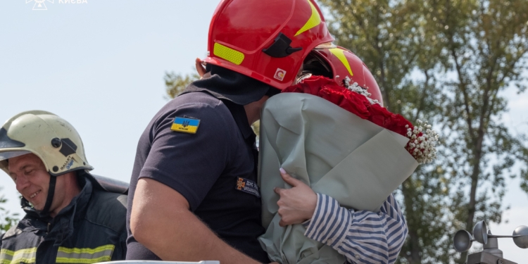 Рятувальник освідчився своїй коханій з пожежної автодрабини