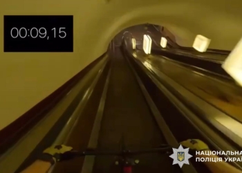 Студент їхав на велосипеді по ескалатору метро