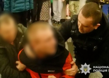 У метро чоловік погрожував поліцейським зброєю