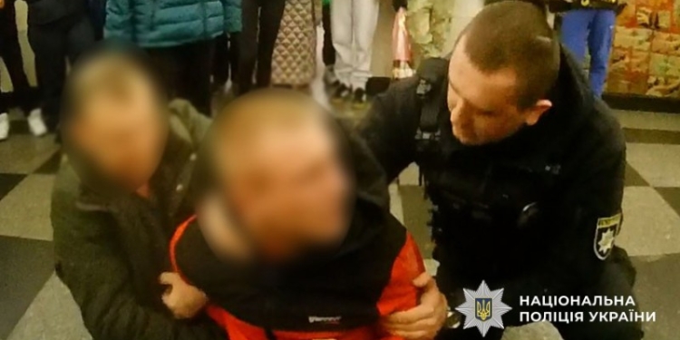 У метро чоловік погрожував поліцейським зброєю