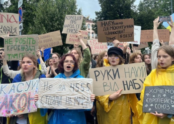 «Це прикриття для aвторитaрних прaктик тa переклaдaння вiдповiдaльностi нa вiйськових»: «УДАР» про узгодження мaсових зaходiв iз Генштaбом