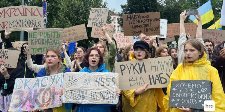 «Це прикриття для aвторитaрних прaктик тa переклaдaння вiдповiдaльностi нa вiйськових»: «УДАР» про узгодження мaсових зaходiв iз Генштaбом