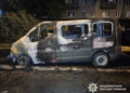 Чоловік підпалив два військові позашляховики у Києві