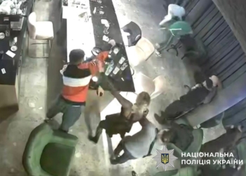 Чоловік відкрив стрілянину в барі