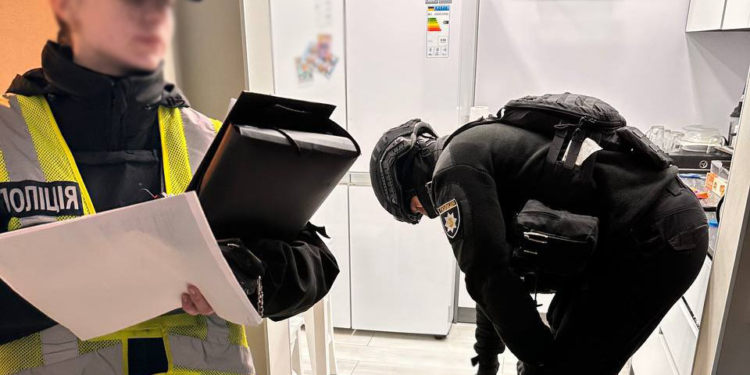 Чоловік влаштував стрілянину біля будинку