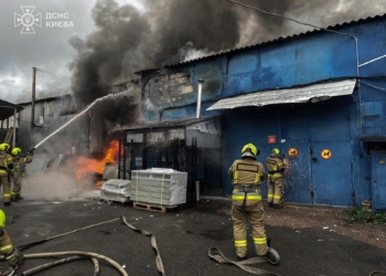 У Києві горів продовольчий склад
