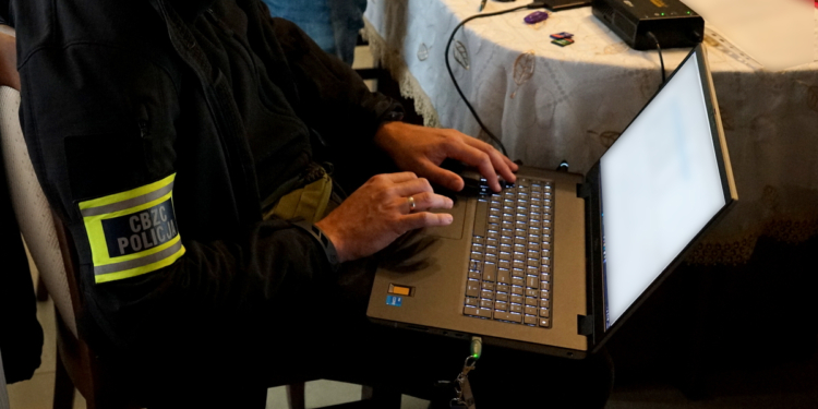 Громадянин Польщі змушував дітей створювати порнографічний контент