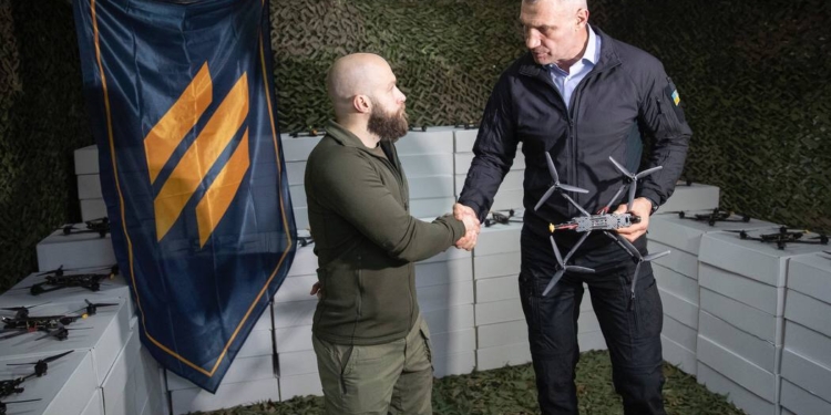 Мер Кличко передав від громади Києва бійцям 3-го армійського корпусу ЗСУ ще 3 000 FPV-дронів