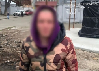 Киянин бив по голові та душив собаку