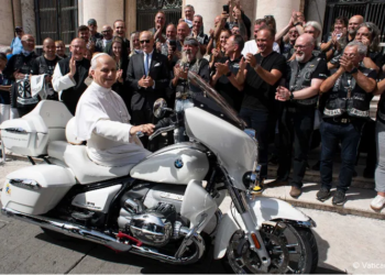 Мотоцикл папи Римського продали на аукціоні
