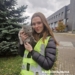 Поліцейська прихистила знайдене під завалами кошеня