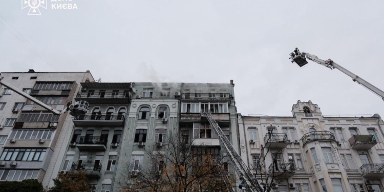 У Києві горів житловий будинок