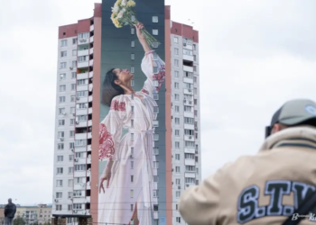 Багатоповерхівку столиці прикрасив новий мурал