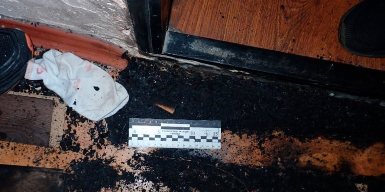 Жінка посварилася із дочкою та підпалила їй двері