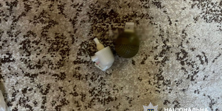 Житель Троєщини намагався продати гранату