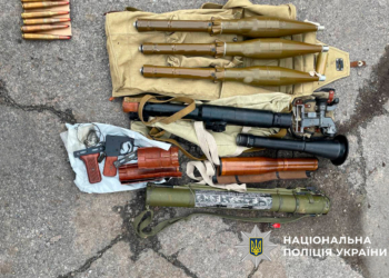 Мешканець Вінничини намагався продати арсенал зброї