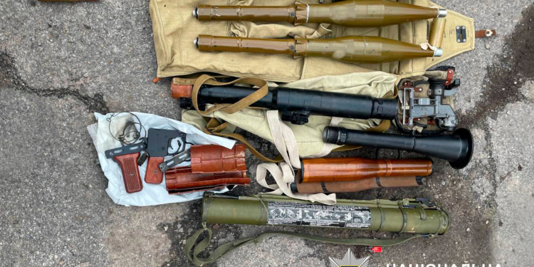 Мешканець Вінничини намагався продати арсенал зброї