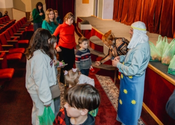 Дітям загиблих і полонених військових у Тернополі показали благодійну виставу та вручили подарунки 