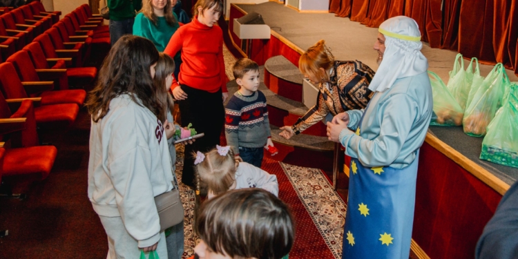 Дітям загиблих і полонених військових у Тернополі показали благодійну виставу та вручили подарунки