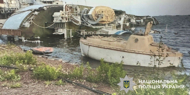 Чиновник з працівниками підприємства дерибанили кораблі