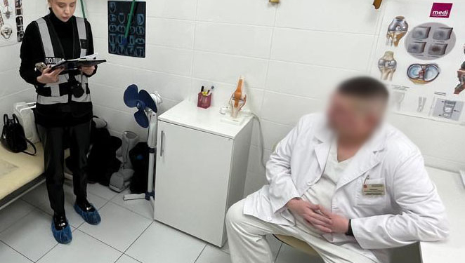 Лікар вимагав хабар у пораненого захисника