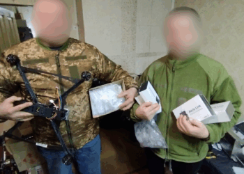 Волонтери «Української команди» передали комплектуючі для FPV-дронів 105-й бригаді