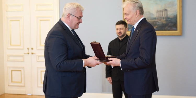 Литва відзначила внесок міністра Командорським хрестом