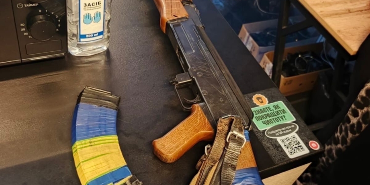 Киянин ходив по супермаркету з муляжем автомата