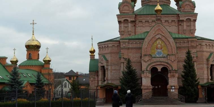 Школа при монастирі виховує на радянських підручниках