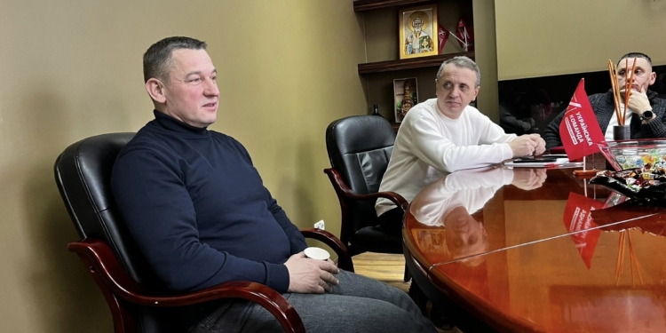 Від операційного столу до лінії фронту: Микола Люшняк обговорив стратегію підтримки бойових медиків із хірургом Сергієм Палкою