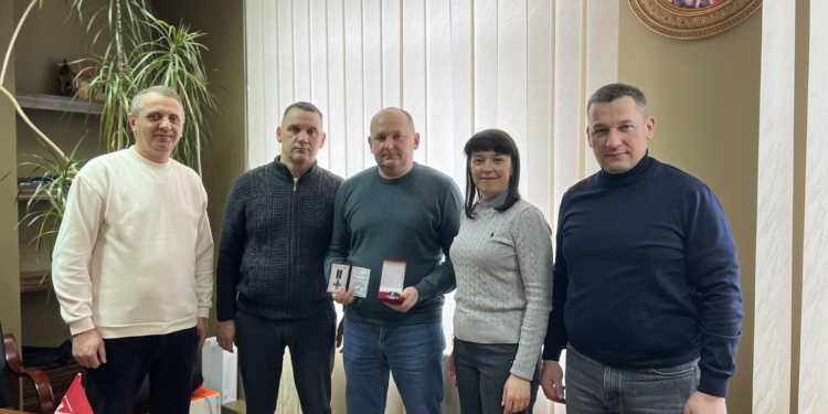 Від операційного столу до лінії фронту: Микола Люшняк обговорив стратегію підтримки бойових медиків із хірургом Сергієм Палкою