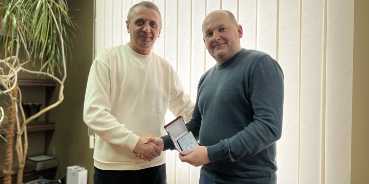 Від операційного столу до лінії фронту: Микола Люшняк обговорив стратегію підтримки бойових медиків із хірургом Сергієм Палкою