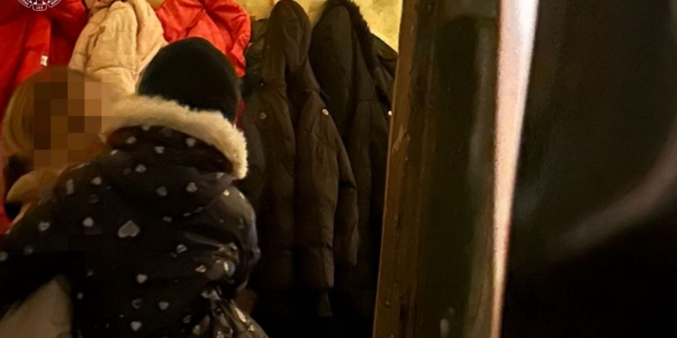 Матір з Волині підозрюють у виготовленні дитячої порнографії