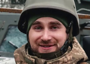 Він веде машину туди, де вирішується доля бою