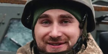 Він веде машину туди, де вирішується доля бою