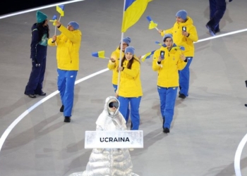 Табличку під час відкриття Олімпіади несла росіянка