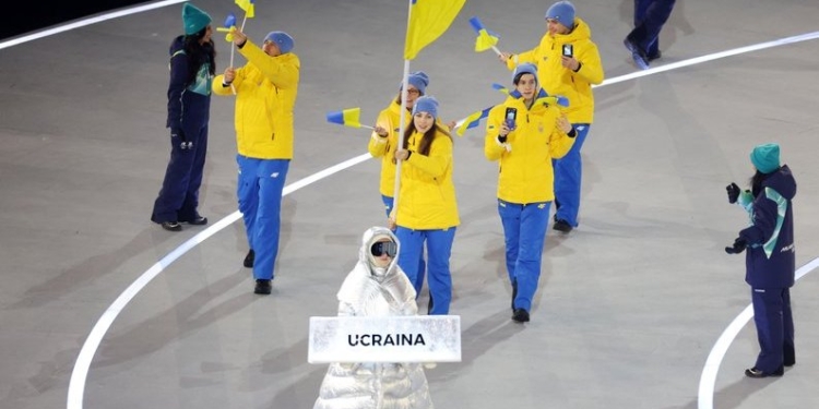 Табличку під час відкриття Олімпіади несла росіянка