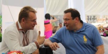 Що поєднує мера Садового з оточенням Епштейна