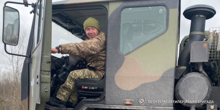 Водій тернопільської артбригади забезпечує постачання