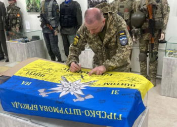 Символ незламності: прапор легендарної бригади «Едельвейс» передали до музею в Тернополі
