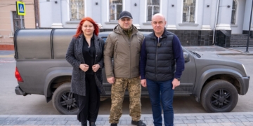 Волонтерська ініціатива в Тернополі: бійці 101-ї ОБрТрО отримали позашляховик Isuzu