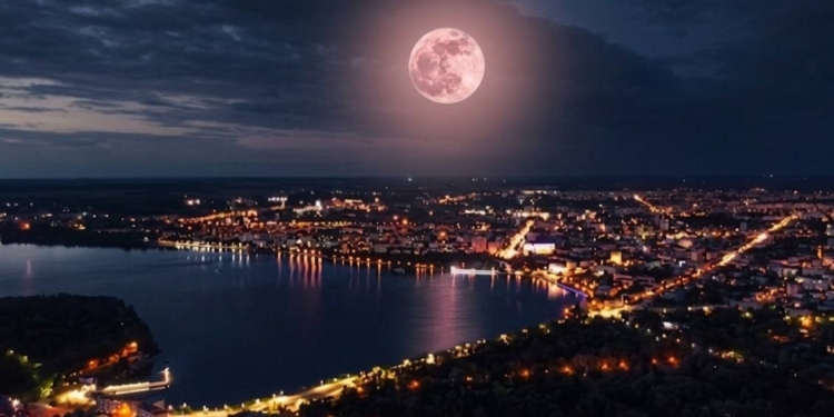 «Рожева повня» над Україною