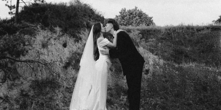 Соліст гурту «Drevo» Максим Деревʼянчук одружився: романтичний фотосет із весілля підірвав мережу
