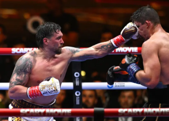 Важка ніч у Гізі: Олександр Усик захистив титули WBC та The Ring, нокаутувавши Ріко Верховена в 11 раунді