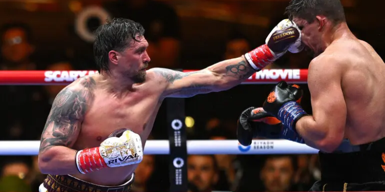 Важка ніч у Гізі: Олександр Усик захистив титули WBC та The Ring, нокаутувавши Ріко Верховена в 11 раунді
