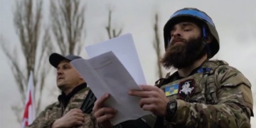 Черга з іноземців за квитками на війну в Україну