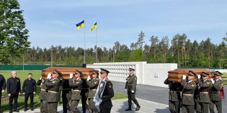 Повернення провідника: Андрія Мельника та його дружину перепоховали на Національному військовому меморіальному кладовищі